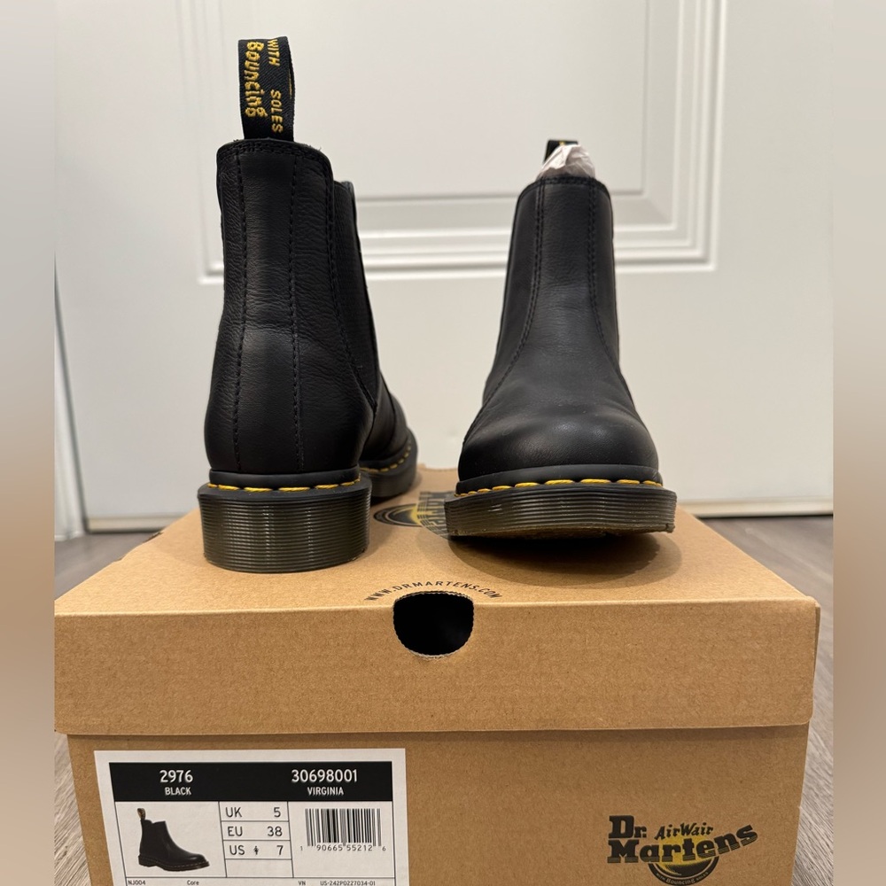 Dr. Martens 2976 Woman’s Chelsea Boots